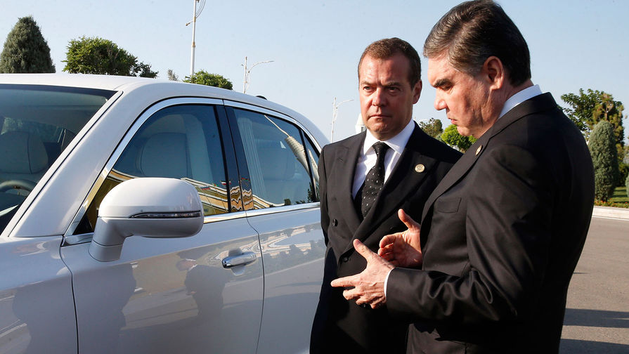 Председатель правительства РФ Дмитрий Медведев и президент, председатель кабинета министров Туркмении Гурбангулы Бердымухамедов у российского автомобиля Aurus Senat, 12 августа 2019 года 