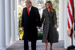 Президент США Дональд Трамп и его супруга Меланья перед церемонией помилования в Белом доме, 24 ноября 2020 года