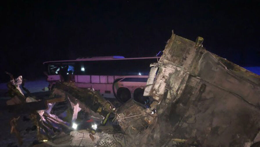 Под Волгоградом автобус столкнулся с грузовиком, пострадали 9 человек