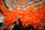 Воздушные шары падают на покупателей в День святого Валентина в Яньтае, Китай, 14 февраля 2023 года