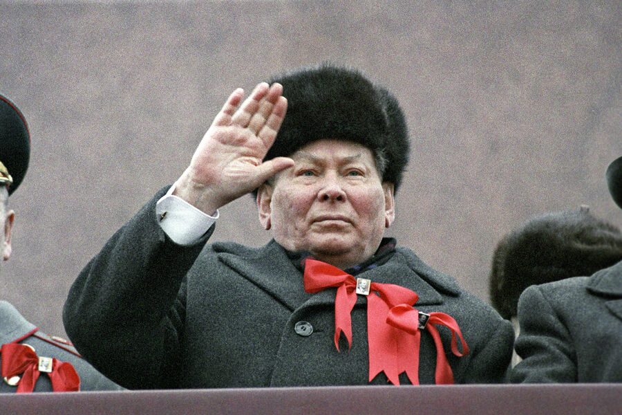 Генеральный секретарь ЦК КПСС Константин Черненко на трибуне Мавзолея В. И. Ленина, 1984 год