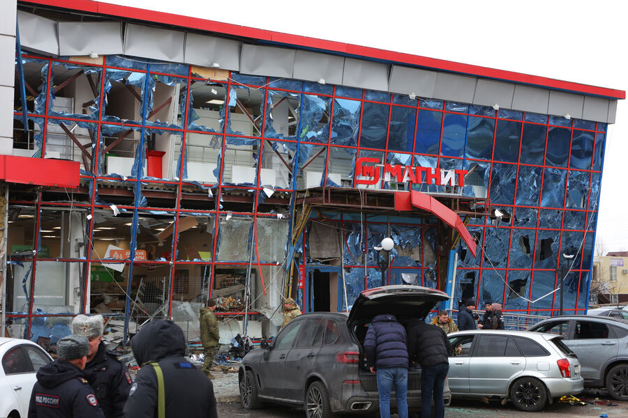Торговый центр, поврежденный в результате ракетной атаки со стороны ВСУ по Белгороду, 15 февраля 2024 года