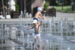 Дети играют у фонтана в парке «Музеон» в Москве, 3 июля 2024 года