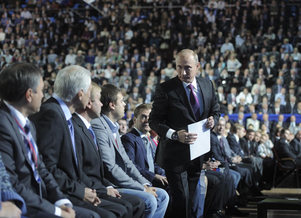 Путин после прослушивания гимна поднялся на трибуну и анонсировал, что на съезде будут озвучены предложения по конфигурации российской власти.