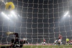 Мяч в сетке ворот «Милана» после одного из ударов Касереса