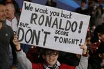 «Мы хотим вернуть Роналду, но не забивай сегодня!» - таков плакат в адрес Криштиану в этом матче