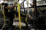 Участники протеста разбивают автобус во время беспорядков в бразильском городе Сан-Паулу