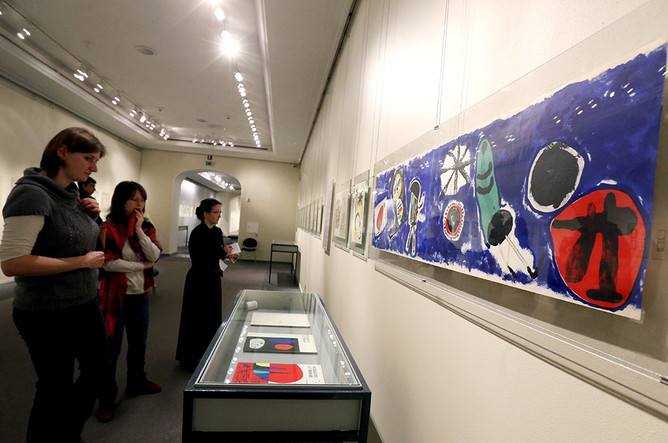 В Музее личных коллекций ГМИИ открыта выставка «Сюрреализм и livre d