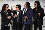 Участники группы Kiss во время церемонии в бруклинском «Барклайс-центре» 
