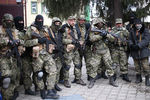 Вооруженные люди в камуфляже у захваченного ими здания СБУ в городе Славянске
