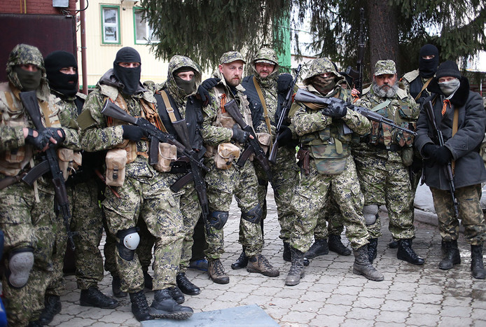 Вооруженные люди в&nbsp;камуфляже у&nbsp;захваченного ими здания СБУ в&nbsp;городе Славянске