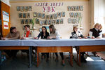 Члены участковой избирательной комиссии на избирательном участке в Донецке