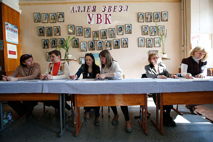 Члены участковой избирательной комиссии на&nbsp;избирательном участке в&nbsp;Донецке