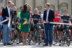 Принц Гарри, принц Уильям, Кейт Миддлтон позируют с участниками велогонки перед ее стартом в Лидсе