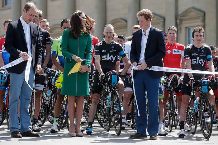 Принц Гарри, принц Уильям, Кейт Миддлтон позируют с&nbsp;участниками велогонки перед&nbsp;ее стартом в&nbsp;Лидсе