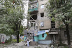 Дом, поврежденный во время артобстрела в одном из районов Луганска