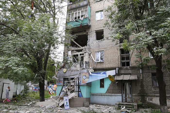Дом, поврежденный во время артобстрела в&nbsp;одном из&nbsp;районов Луганска