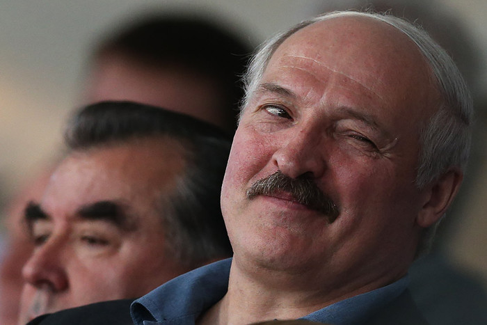Александр Лукашенко, 20 лет, Республика Беларусь. Начав с антикоррупционной риторики и обещаний уважать политические права граждан, в 2004 году Лукашенко провел референдум, по итогам которого из конституции страны были изъяты ограничения на количество президентских сроков. В западных СМИ его часто называют «последним диктатором Европы», а сам Лукашенко отвечает тем, что употребляет это выражение с нескрываемой гордостью