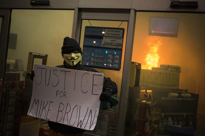 Протестующие на улицах Фергюсона