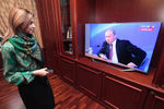 Наталья Поклонская смотрит трансляцию большой пресс-конференции президента РФ Владимира Путина в рабочем кабинете