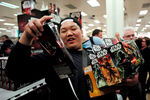 Поклонник «Звездных войн» покупает новую серию игрушек в магазине Сиднея