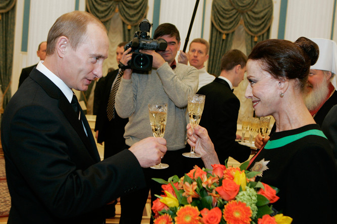 Президент России Владимир Путин и награжденная орденом «За заслуги перед Отечеством» I степени балерина Майя Плисецкая после церемонии вручения государственных наград РФ в Кремле, 2006 год