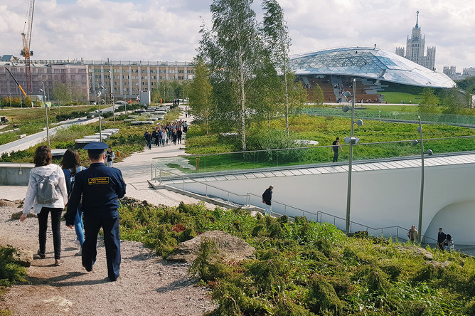 Поврежденный газон в парке «Зарядье» в центре Москвы, 14 сентября 2017 года