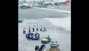 Американский самолет вспыхнул в Гонконге