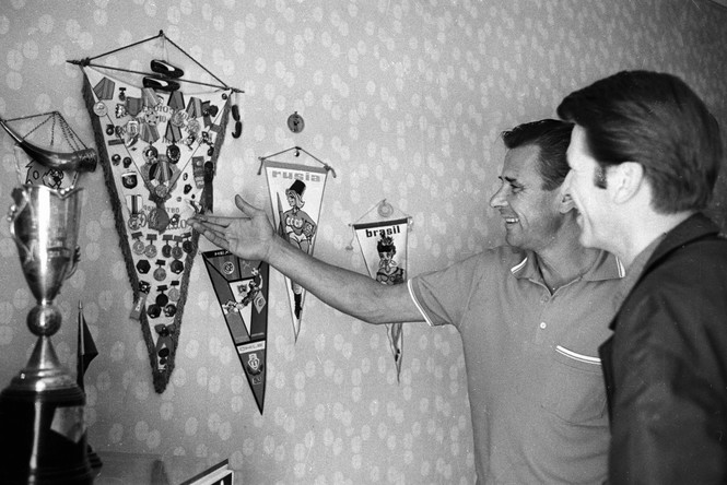 Лев Яшин со своими наградами, 1969 год