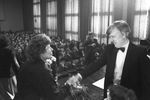 Композитор и депутат Верховного Совета Латвийской ССР Раймонд Паулс во время встречи с избирателями, 1985 год