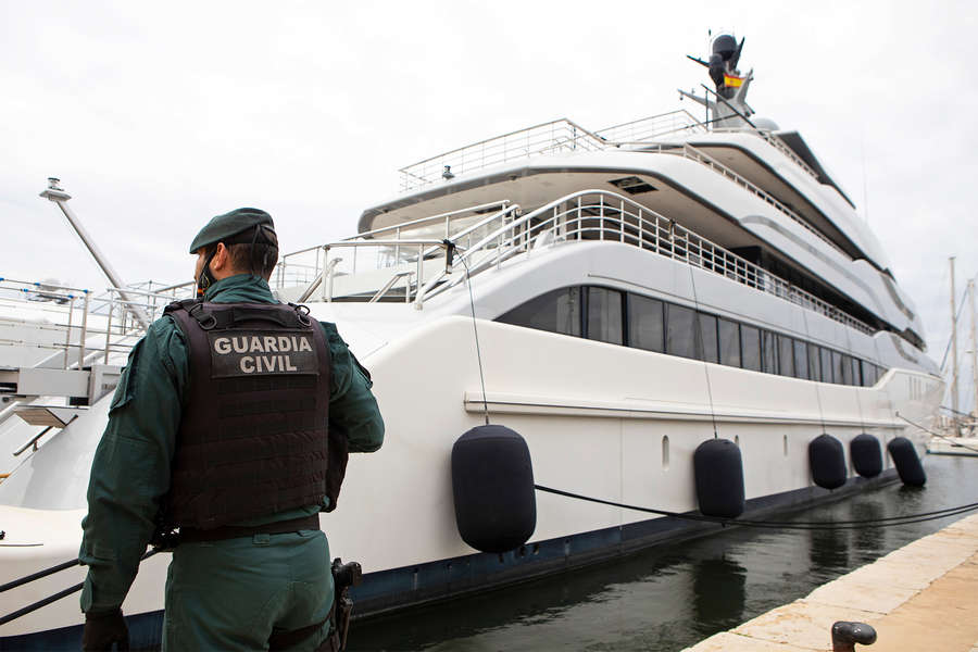 Яхту Tango президента фонда «Сколково» Виктора Вексельберга арестовали по просьбе США в порту Пальма-де-Майорки, 4 апреля 2022 года