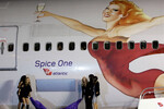 Джери Халлиуэлл и участницы группы Spice Girls на презентации самолета Boeing 747 Spice One авиакомпании Virgin Atlantic, 2007 год