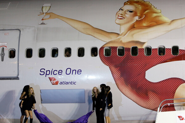 Джери Халлиуэлл и участницы группы Spice Girls на&nbsp;презентации самолета Boeing 747&nbsp;Spice One авиакомпании Virgin Atlantic, 2007&nbsp;год