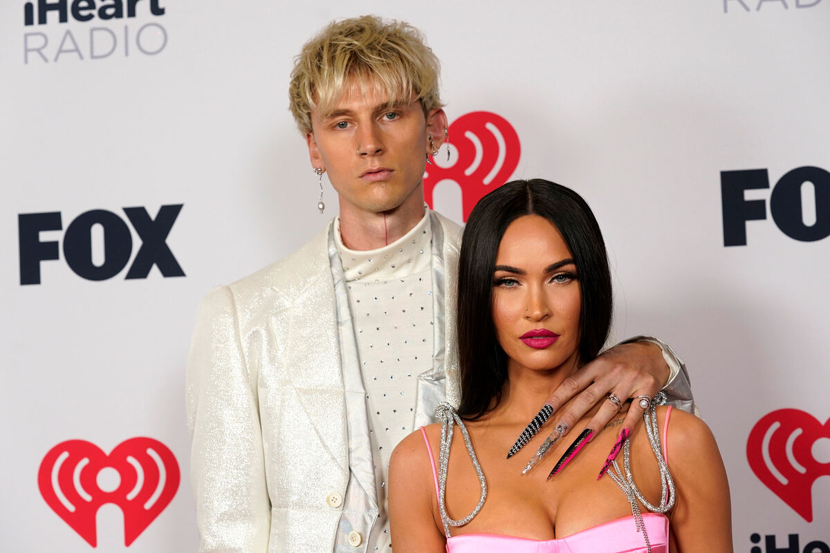 Меган Фокс в чулках из сетки замечена на свидании с Machine Gun Kelly -  Газета.Ru | Новости