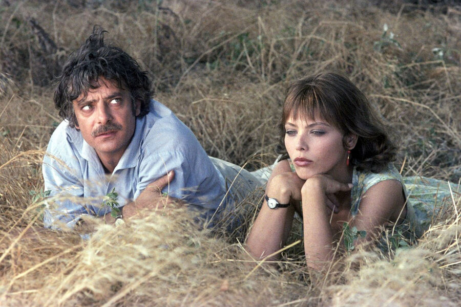 <b>«Жизнь прекрасна» (1980)</b>
<br><br>В этой советско-итальянской картине режиссера Григория Чухрая рассказывается история, произошедшая в&nbsp;неназванной стране, которой правит военная хунта. Главный герой Антонио Мурильо (Джанкарло Джанини) &mdash; бывший летчик, а теперь таксист. Его подруга официантка Мария (Орнелла Мути) &mdash; подпольщица, которая борется с&nbsp;режимом. В&nbsp;какой-то момент и сам Мурильо, который не хотел связываться с&nbsp;политикой, попав под&nbsp;подозрения, оказывается в&nbsp;тюрьме и подвергается пыткам. Но ему удастся организовать побег.