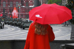 Танк Т-34-85 и Су-100 во время репетиции парада в Москве в честь 80-й годовщины Победы в Великой Отечественной войне. Кирилл Каллиников, 29 апреля 2025 года