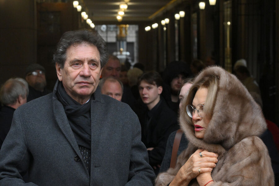 Актеры Евгений Князев и Людмила Максакова и во время церемонии прощания с&nbsp;народным артистом России Владимиром Симоновым в&nbsp;Театре им. Евгения Вахтангова в&nbsp;Москве, 12&nbsp;ноября 2025&nbsp;года