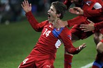 Полузащитник сборной Чехии Вацлав Пиларж отмечает гол в ворота черногорцев