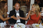 Андрей Мельниченко с супругой Александрой (слева) и актриса Шерон Стоун на ежегодной вечеринке ювелирного дома De Grisogono в рамках 66-го Каннского кинофестиваля, 2013 год