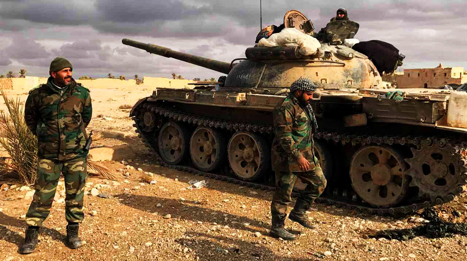 Военнослужащие Сирийской Арабской Республики возле историко-архитектурного комплекса Древней Пальмиры в сирийской провинции Хомс