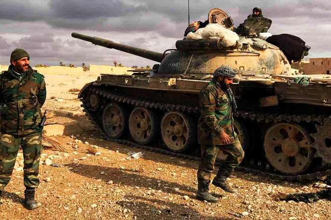 Военнослужащие Сирийской Арабской Республики возле историко-архитектурного комплекса Древней Пальмиры в сирийской провинции Хомс