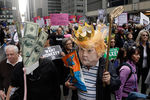 Марш под названием «Tax March» с требованием опубликовать налоговую декларацию президента США Дональда Трампа, Нью-Йорк, США, 14 апреля 2017 года