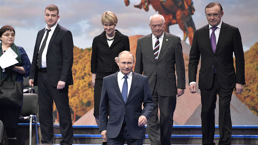 Владимир Путин (в центре) во время встречи с&nbsp;доверенными лицами в&nbsp;Гостином дворе, 30 января 2018