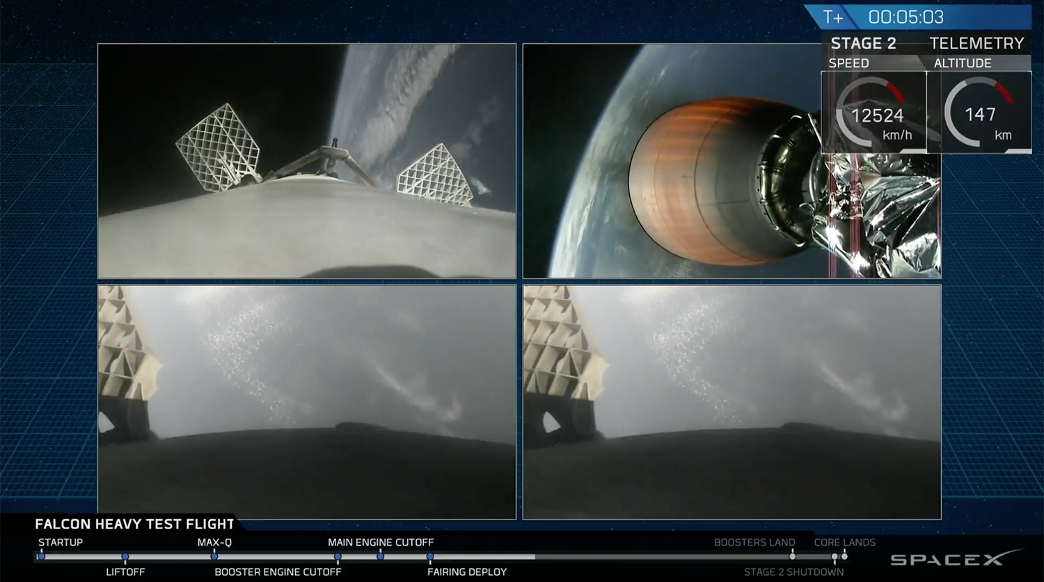 Во время запуска ракеты-носителя Falcon Heavy компании Илона Маска SpaceX с мыса Канаверал во Флориде, 6 февраля 2018 года
