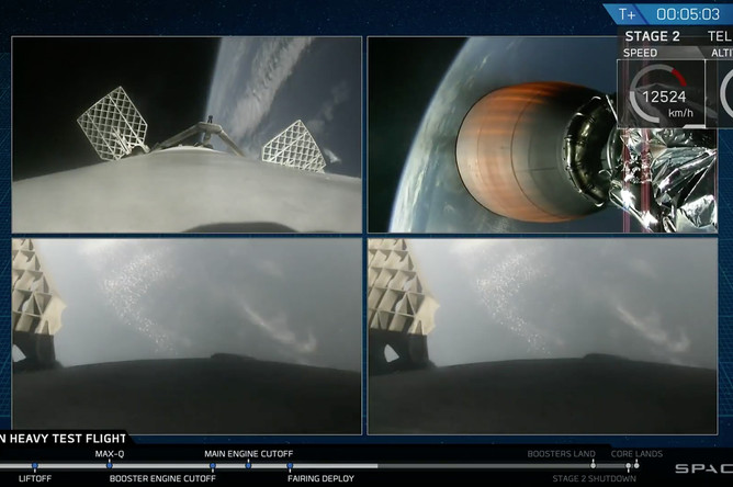 Во время запуска ракеты-носителя Falcon Heavy компании Илона Маска SpaceX с мыса Канаверал во Флориде, 6 февраля 2018 года