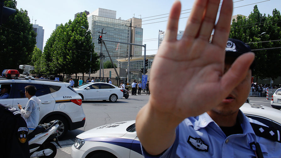 Полицейский на месте взрыва около посольства США в Пекине, 26 июля 2018 года