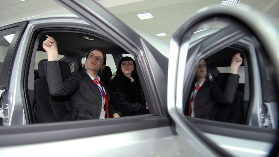 Россиян призвали повременить с покупкой автомобилей