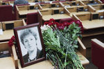 Цветы в зале заседаний Государственной Думы России на месте, где сидела Галина Васильевна Старовойтова, 2 декабря 1998 года