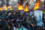 Сторонники оппозиции на баррикаде на улице Институской в Киеве, 20 февраля 2014 года