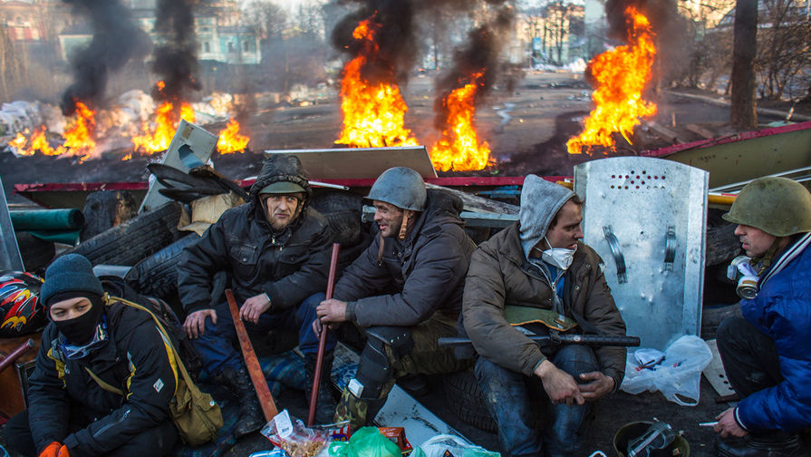 Сторонники оппозиции на баррикаде на улице Институской в Киеве, 20 февраля 2014 года